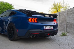 Zadní spoiler s Gurneyho klapkou Dark Horse look - černá lesklá pro Ford Mustang 2024+ (1)