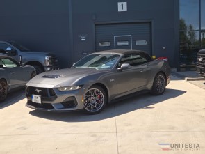 Ford Mustang kabriolet -super stav najeto jen 11 600 km . Nidky nehavarované abolutně plná výbava včetně magne ride podvozku , krásný interiér