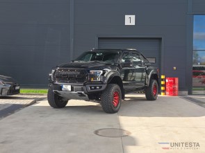 2020 Ford F150 4x4 Raptor SuperCrewCab Black najeto pouze 88000 km . Super upravený .