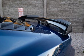 Zadní spoiler s Gurneyho klapkou Dark Horse look - černá lesklá pro Ford Mustang 2024+ (2)