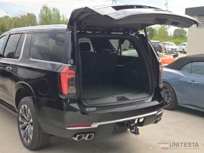2026 Chevrolet Suburban High Contry 6,2 V8 black  24" černá 4 roky záruka nebo 200 000 km (10)